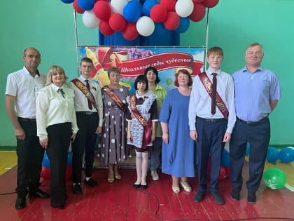 В Клинцовском районе, в Медведовской школе прозвенел последний звонок