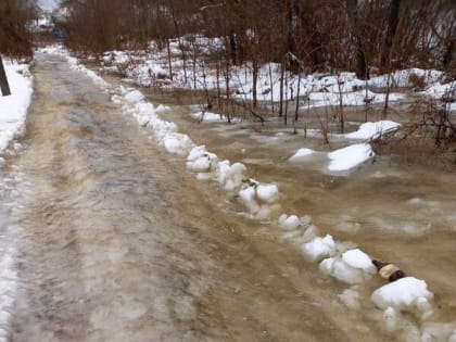 В селе Печеники дороги превратились в ручьи