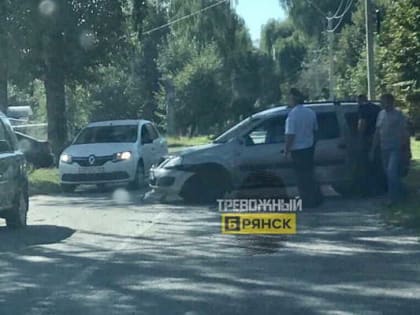 В Брянске на улице Болховской столкнулись два автомобиля