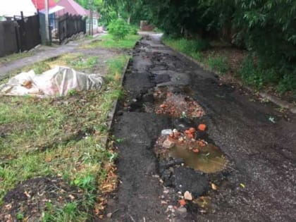 В Брянске мощные потоки воды размыли дорогу на переулке Осоавиахима