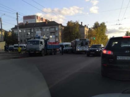 В Брянске столкнулись автобус и маршрутное такси