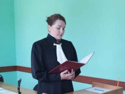 В Навлинском райсуде недавно назначенный мировой судья принес присягу