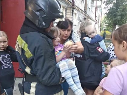 В Брянске с балкона спасли детей, забытых мамой-алкоголичкой