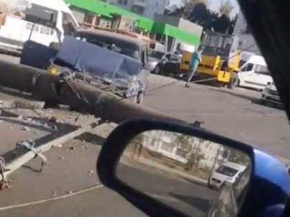 В Брянске столб рухнул на дорогу и раздавил автомобиль