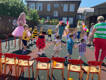 Традиционно, в преддверии Международного дня защиты детей руководители города, депутаты Брянской областной Думы, Клинцовского городского Совета народных депутатов навестили малышей