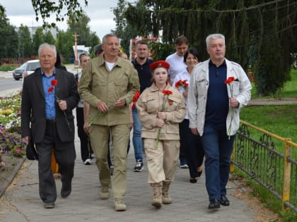 Возложение цветов в память о моряках АПК "Курск".