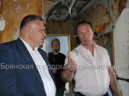 В Брянске разрушенный взрывом дом ремонтируют за счёт спонсоров