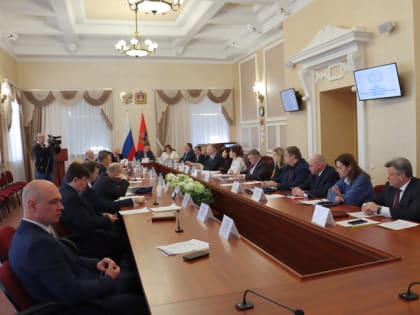 8 февраля 2023 года аудитор Контрольно-счетной палаты Брянской области Виталий Плотников принял участие в заседании постоянного комитета Брянской областной Думы по промышленности, 