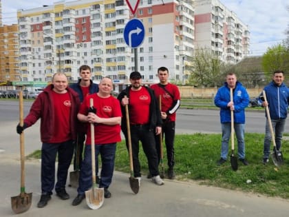 Жители Фокинского района, депутаты и работники городской и районной администраций, представители регионального отделения Комитета семей воинов Отечества, предприятий и организаций 