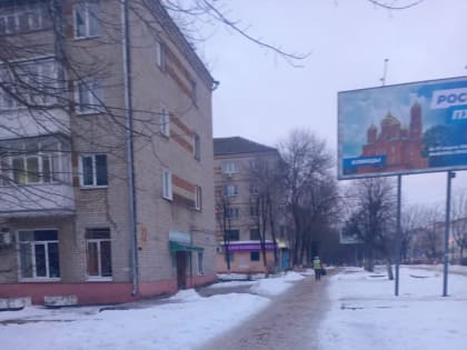 В связи с наступлением гололеда коммунальные службы города активизировали свою работу. Песко-соляной смесью уже обработали Центральную площадь и пр-т Ленина.