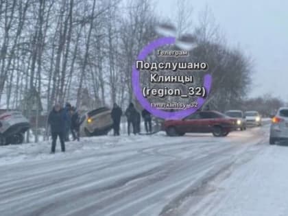 На брянской трассе под Клинцами в ДТП на заснеженной дороге разбились 4 автомобиля