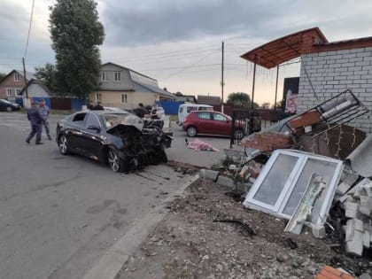 В Мглине «пьяная» иномарка протаранила дом — два человека погибли на месте, ещё один госпитализирован