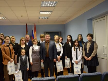 В зале администрации Климовского района в торжественной обстановке наградили учащихся — победителй творческих конкурсов