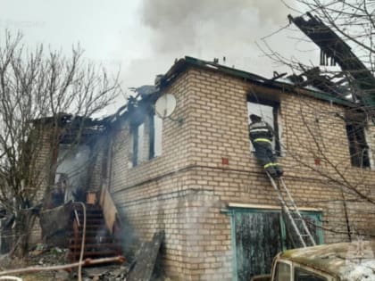 В Мглине Брянской области пожарные за полтора часа потушили горевший жилой дом