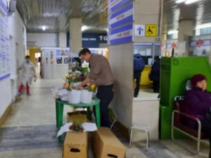 В брянском клинико-диагностическом центре устроили торговлю цветами