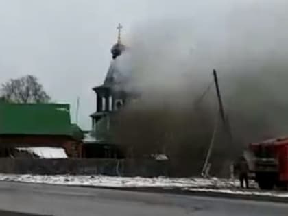 В сети появилось видео горящей церкви в Челябинске, где могли пострадать дети