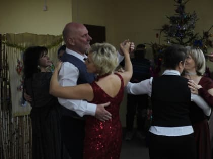 А ВАЛЬС КРУЖИТ...