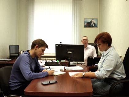 Выступление заместителя руководителя Андрея Данилина и председателя Молодежного совета Евгении Мерзлюкиной с ознакомительной лекцией перед молодыми сотрудниками УФК по Брянской обл