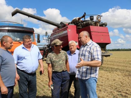 В Комаричском районе обрабатывают почти 58 тысяч гектар пашни