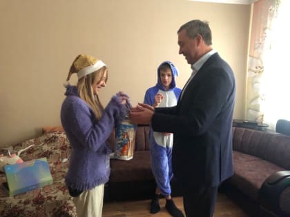 В преддверии Нового года Глава Клинцовской городской администрации Сергей Юрьевич Евтеев исполнил мечту Полины - жительницы нашего города, которая очень любит рисовать и фотографир