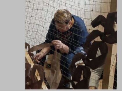 Серебряные волонтёры Брянска плетут маскировочные сети для российских военных