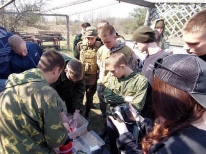 Курсанты брянского военно-учебного центра при БГИТУ обучаются оказанию первой помощи в красной зоне