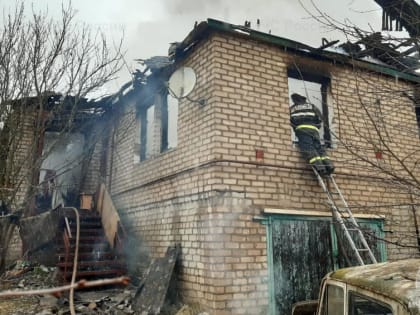 В Мглине Брянской области днем сгорел частный кирпичный дом