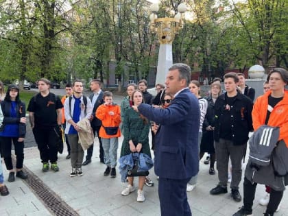 Директор департамента внутренней политики Брянской области провел экскурсию для молодежи в рамках просветительской акции «Прогулка со Знанием» российского общества «Знание»