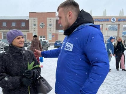 Женщинам Брянска дарили цветы в честь предстоящего праздника