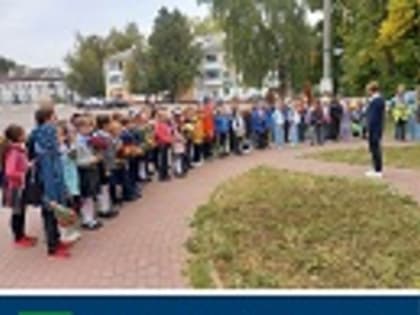Учащиеся МАОУ Любохонской СОШ возложили цветы героям поселка Любохна