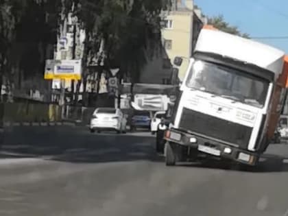 В Брянске попал на видео кривой грузовик