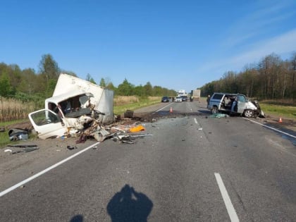В лобовом ДТП под Карачевом оба водителя погибли на месте, 45-летний пассажир госпитализирован