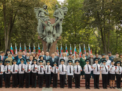 Торжественная церемония на обновленном мемориале в Бежице