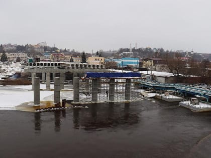 На Славянском мосту в Брянске осталось уложить треть балок. После достройки русловых опор
