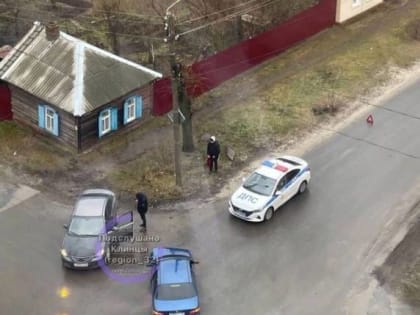 В Клинцах на перекрестке не поделили дорогу две легковушки