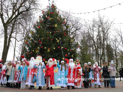 Деды Морозы открыли в Брянске главную городскую ёлку