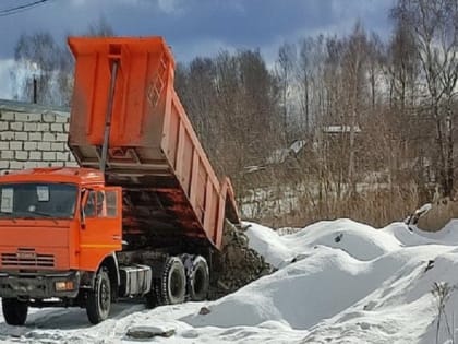 Под Брянском водитель КамАЗа создал свалку неподалеку от фабрики «Снежка»