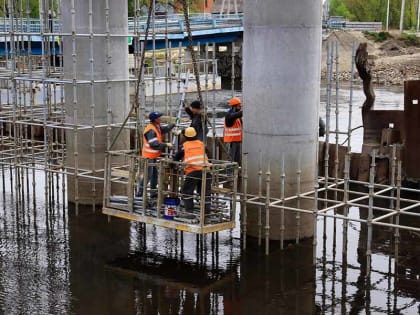 На строительстве Славянского моста в Брянске после спада воды наконец начались работы в русле Десны