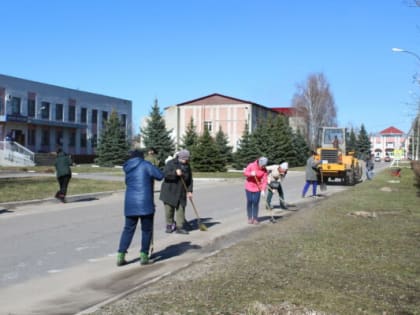 В с. Жирятино прошел масштабный субботник