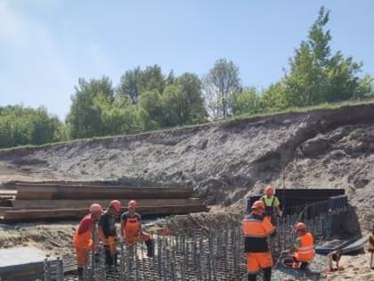 В рамках реализации регионального проекта «Региональная и местная дорожная сеть (Брянская область)» продолжается строительство нового моста через реку Болва.