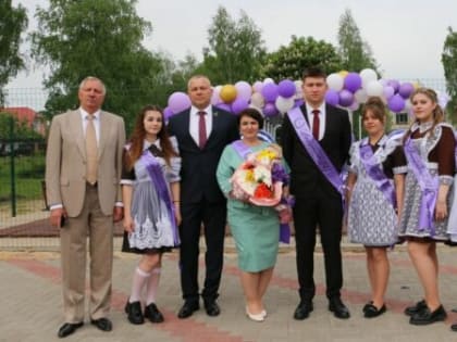 Спикер Брянской облдумы Валентин Суббот сказал напутственные слова выпускникам Меленской школы