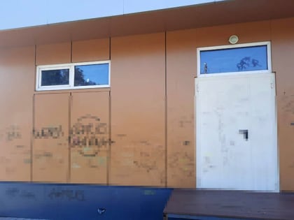 В Клинцах работники культуры отмыли вандальные надписи в городском парке