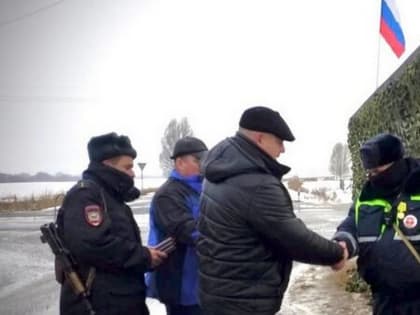 Глава Брянской областной думы побывал у полицейских на блокпосту в Стародубском округе