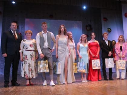 В Карачеве прошел выпускной бал