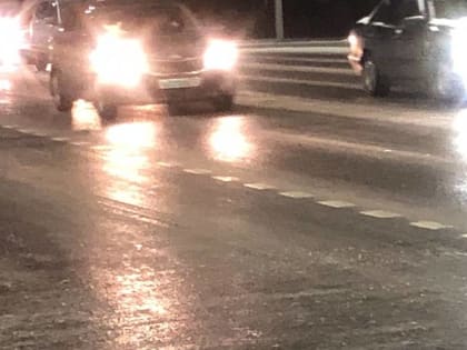 В Володарском районе Брянска вечером на скользком мосту столкнулись 5 автомобилей