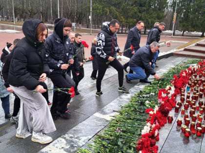 На Кургане Бессмертия брянцы с утра возлагают цветы к стихийному мемориалу жертвам теракта в Подмосковье