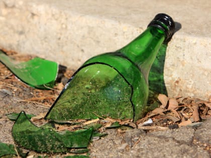 Пьяный брянец запустил в прохожую бутылкой с пивом
