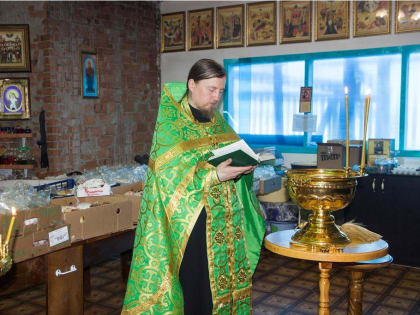 Благочинный Карачевского церковного округа совершил чин освящения пасхальных угощений для военнослужащих России