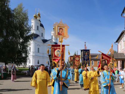 Брянские верующие совершили крестный ход в честь Свенской иконы Божией Матери