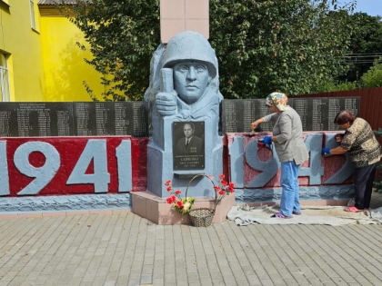 Благоустройство памятников и обелисков.